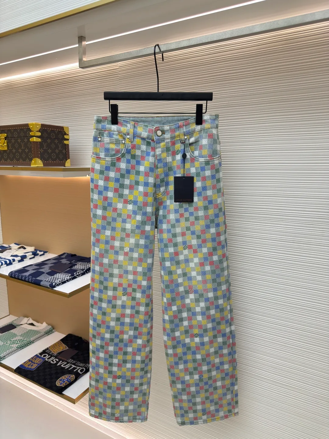 LOUIS VUITTON colorful plaid jeans ●Authentic product: purchased and developed at 18700 ●Item number: 1680424-B60 ●Fabric: washed denim ●Technology: washed denim ●Version: fitted version ●Size: 46-48-50-52 ●Description: The entire trousers are made by ZP disassembly, customized washed denim denim fabric, colorful plaid design integrating the LV logo into the plaid, pearlescent button flap pocket design on the chest, customized pearlescent buttons with LV letter logo on the placket, side pocket design on both sides, nubuck leather brand design on the rear, all hardware are molded and customized, truly 1:1COPY with eyes closed Code number: 46 48 50 The overall wiring of 52 is straight and delicate, the fabric is comfortable and soft, and the color is consistent without color difference. It can be matched with the same style to create a fashionable look and control various occasions.